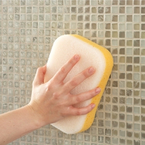 08-sponge-off-excess-grout-on-tiles-101878157_SQ